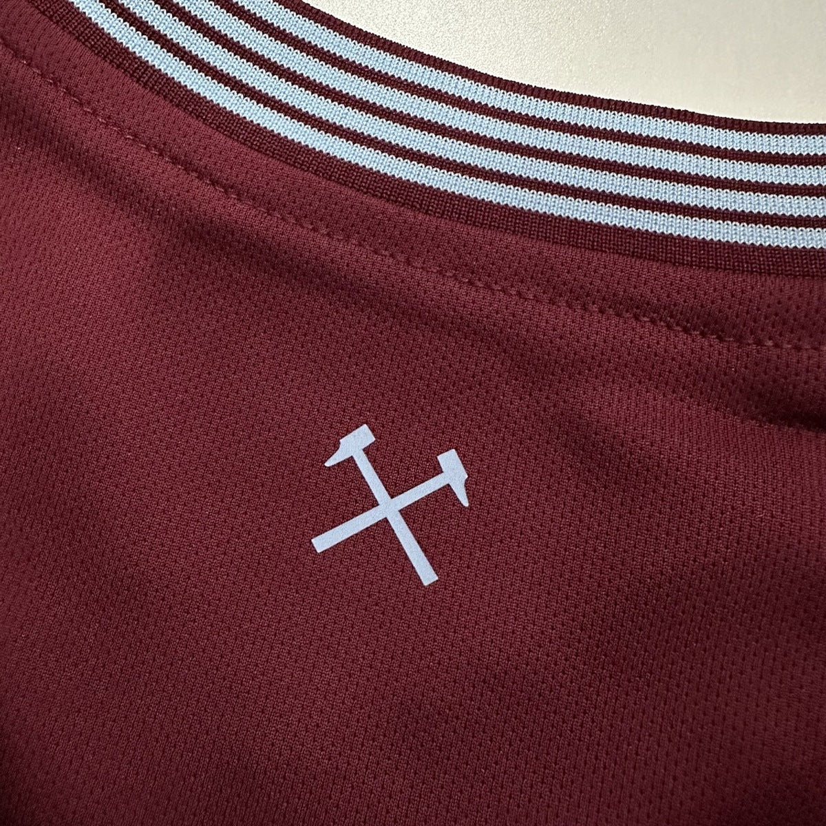 Jersey West Ham United 2025-26 Local rojo, foto 7 de 8