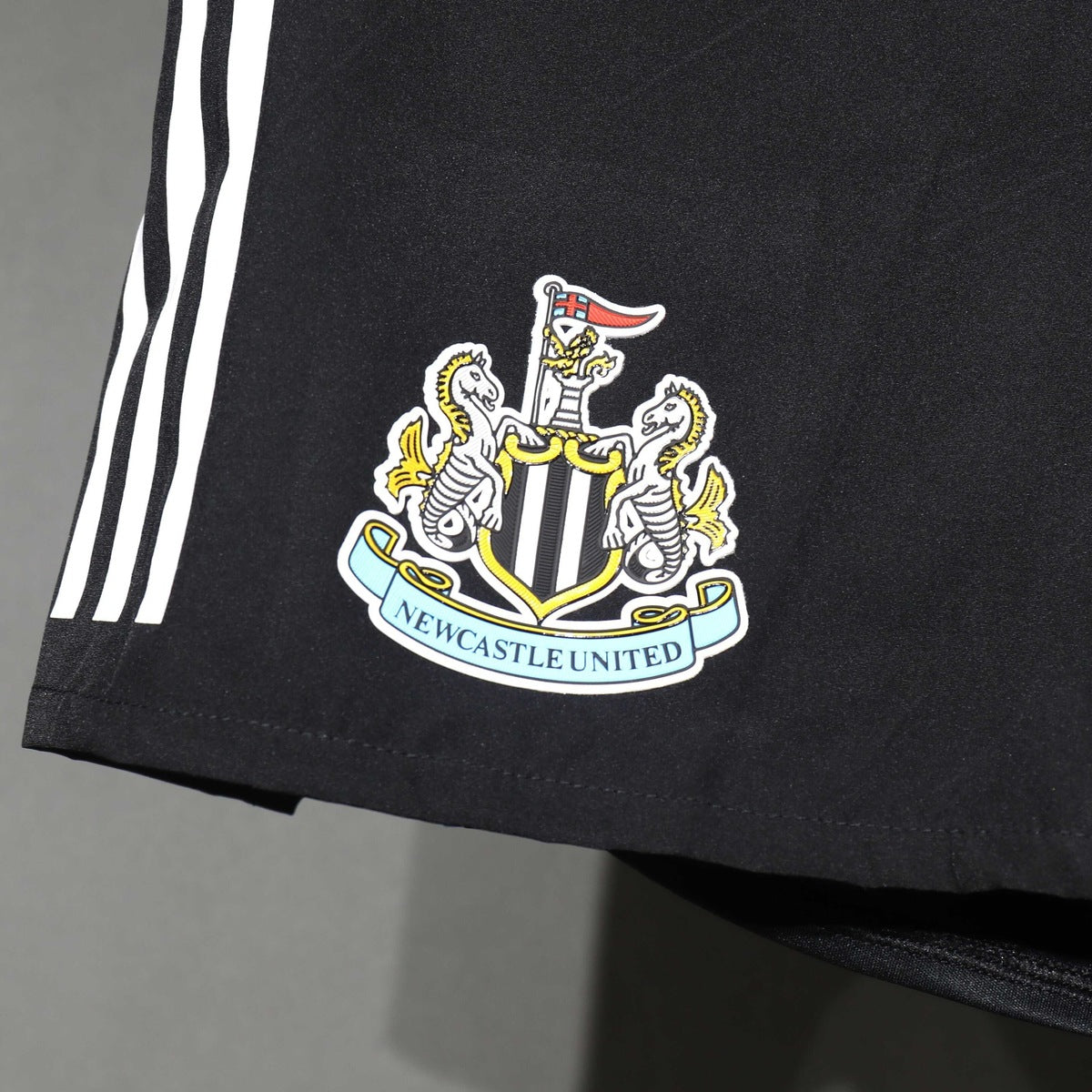 Short Newcastle United adidas 2025 Local negro, foto 5 de 5