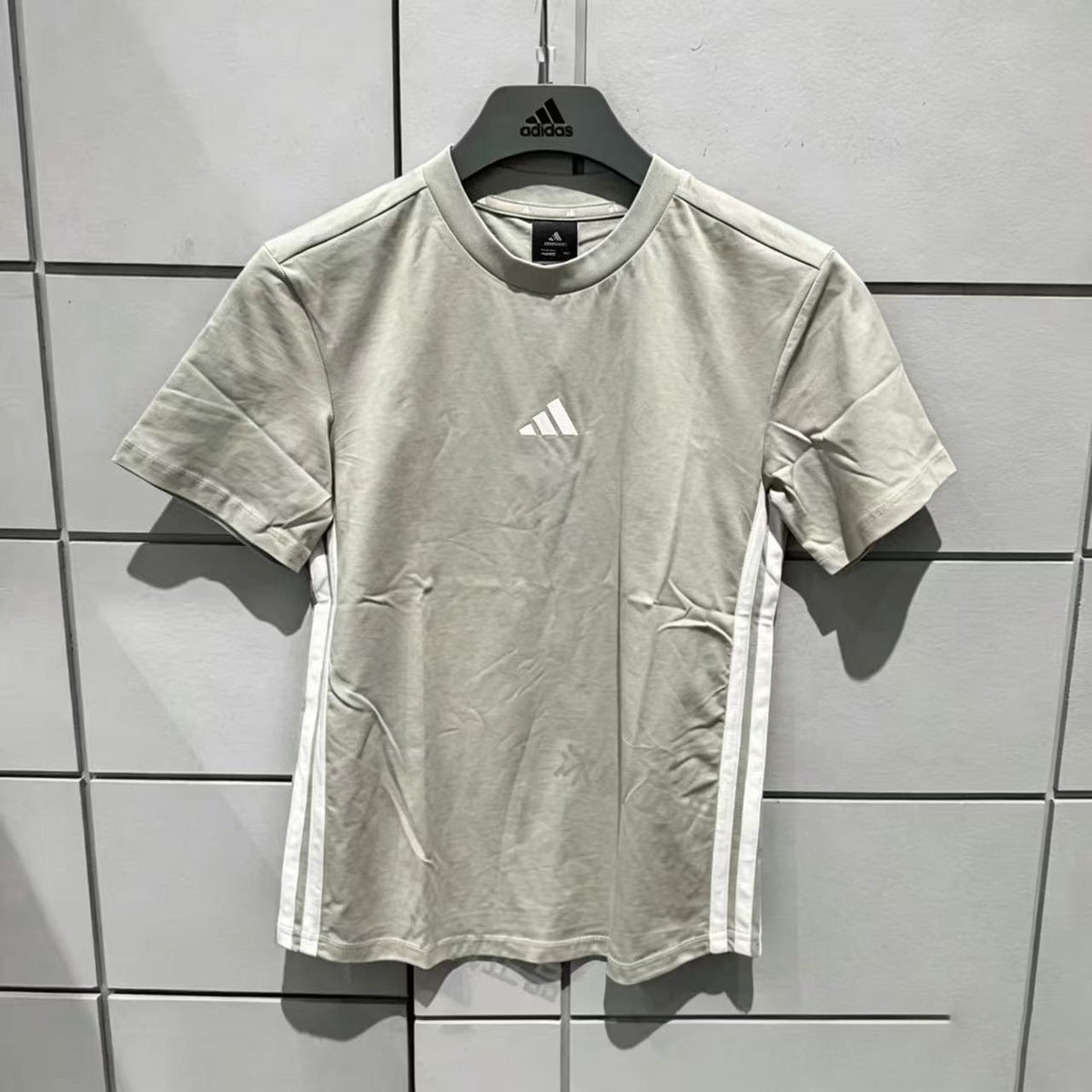 Playera adidas Tres Franjas Laterales, foto 2 de 2
