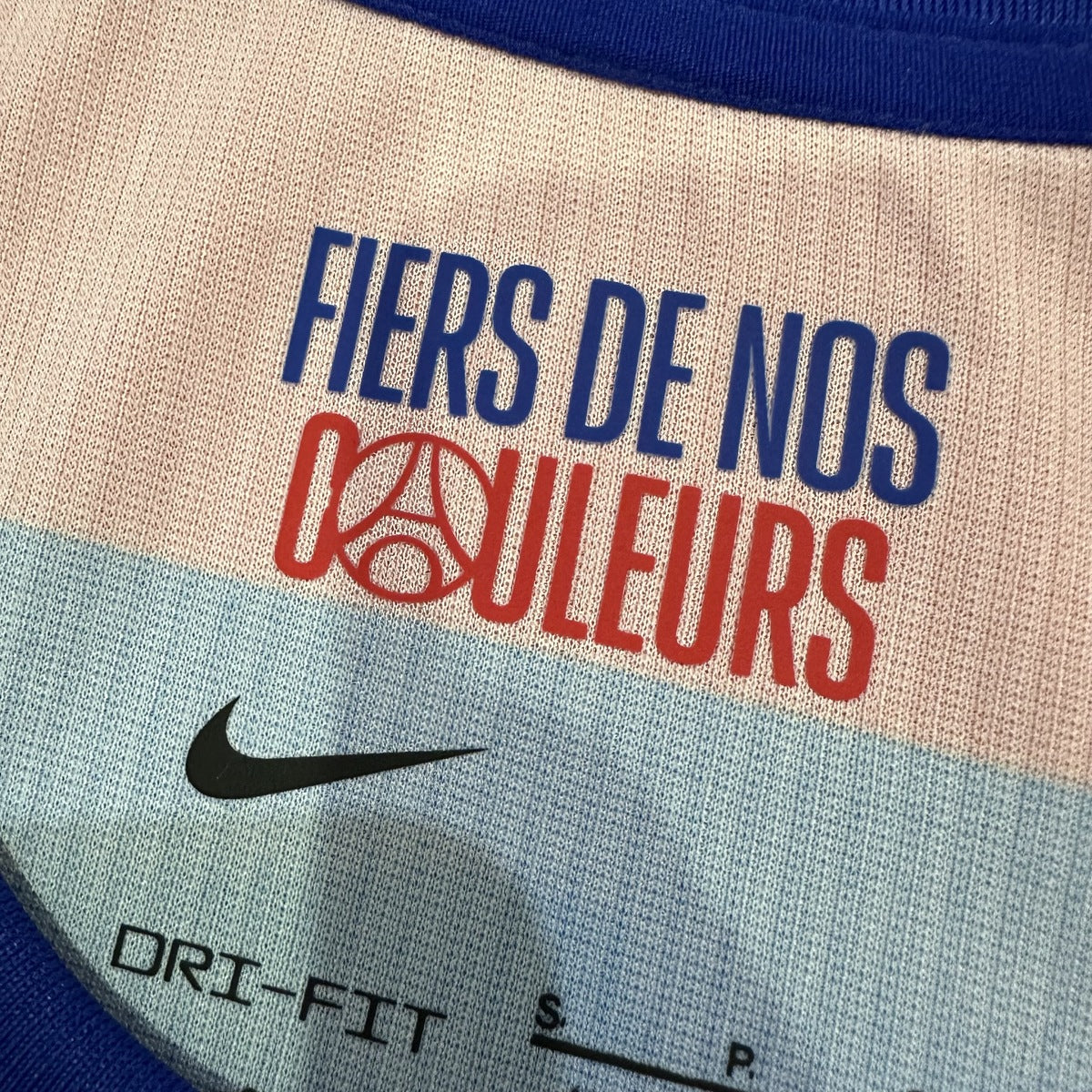 Jersey Paris Saint-Germain 2026-27 Local 2 Estrellas rojo, foto 7 de 8