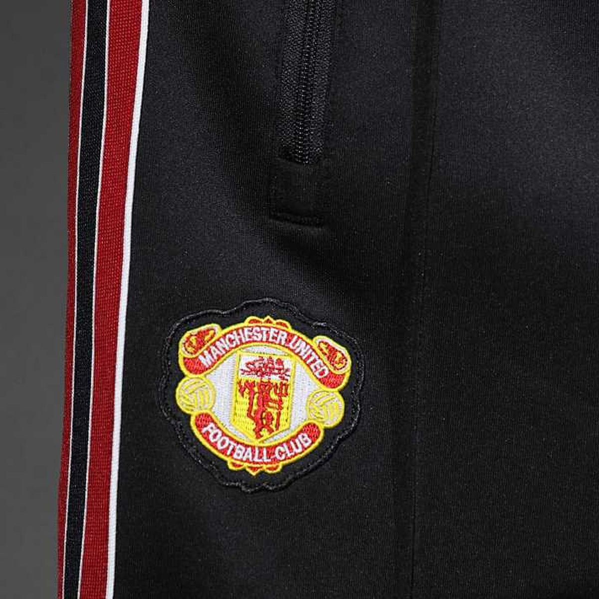 Conjunto Manchester United adidas Clásico Retro Negro, foto 7 de 15