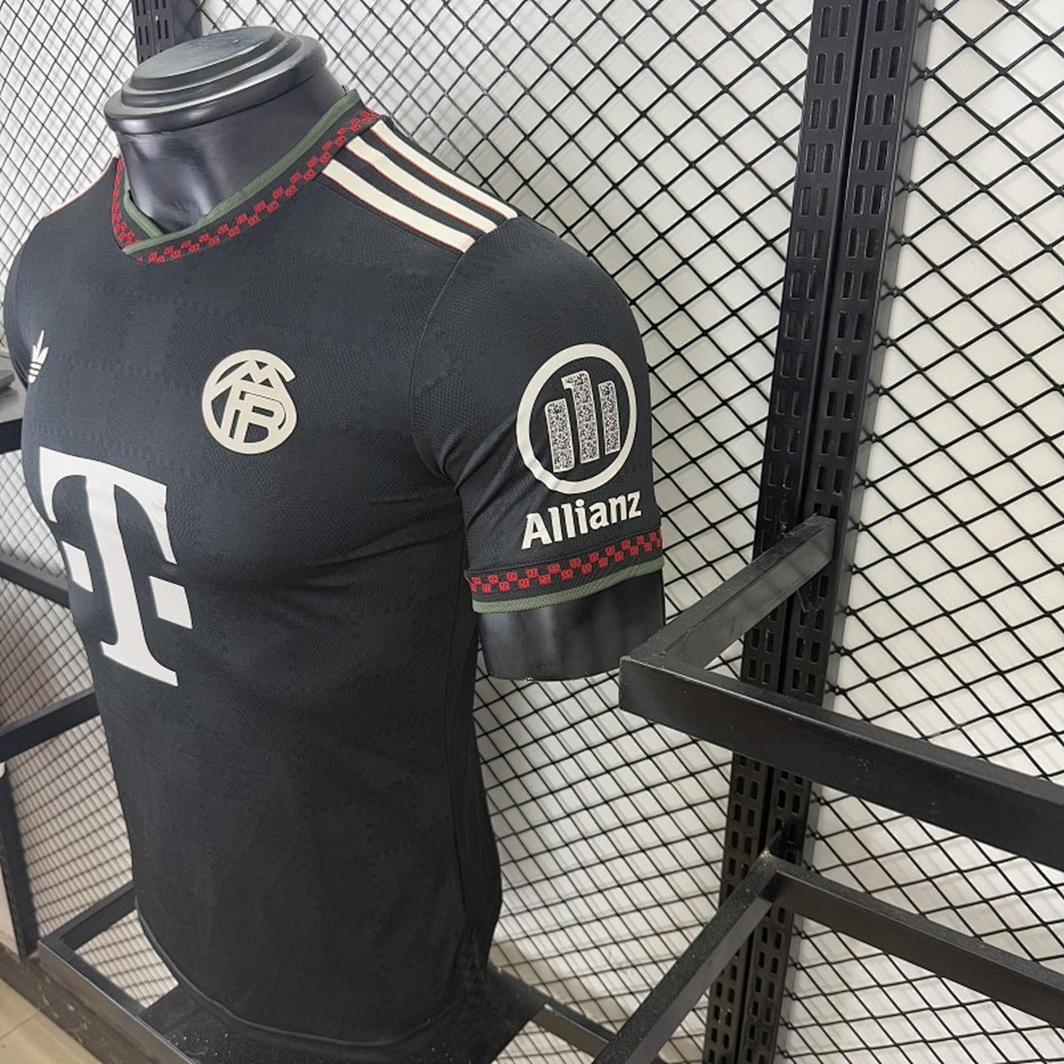 Jersey Bayern Múnich 2025-26 Tercero negro, foto 9 de 11