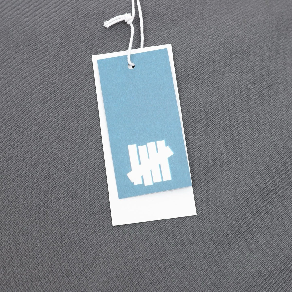 Playera UNDEFEATED Gris, foto 4 de 7