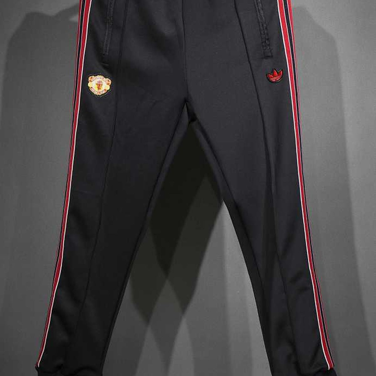 Conjunto Manchester United adidas Clásico Retro Negro, foto 9 de 15