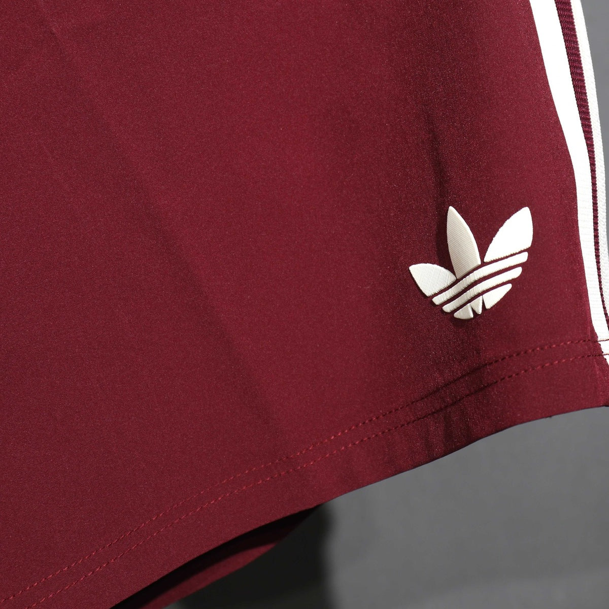 Short Arsenal adidas 2025 Tercero rojo, foto 4 de 5