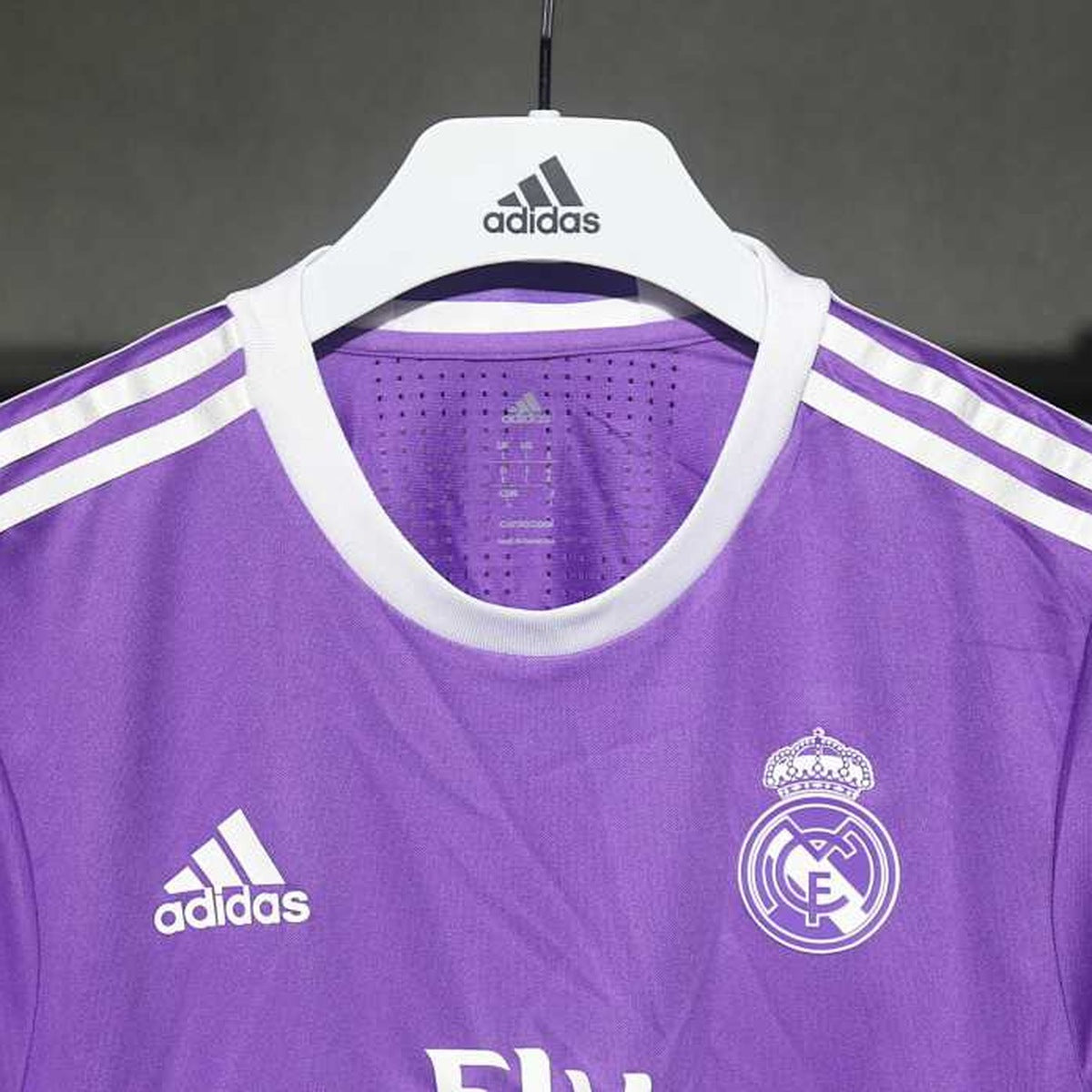 Jersey Real Madrid 2016-17 Visitante morado, foto 12 de 12