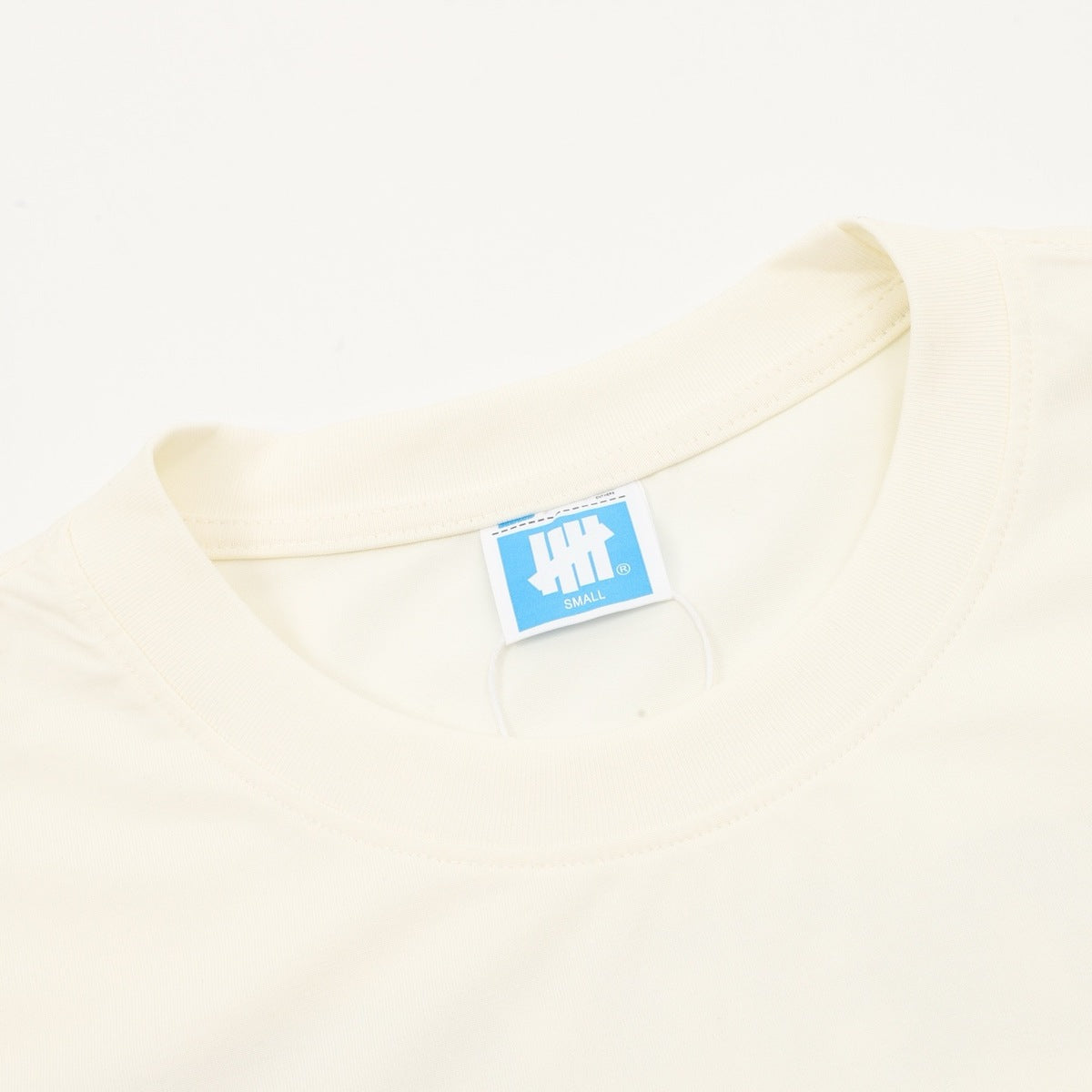 Playera Undefeated Beige, foto 7 de 8