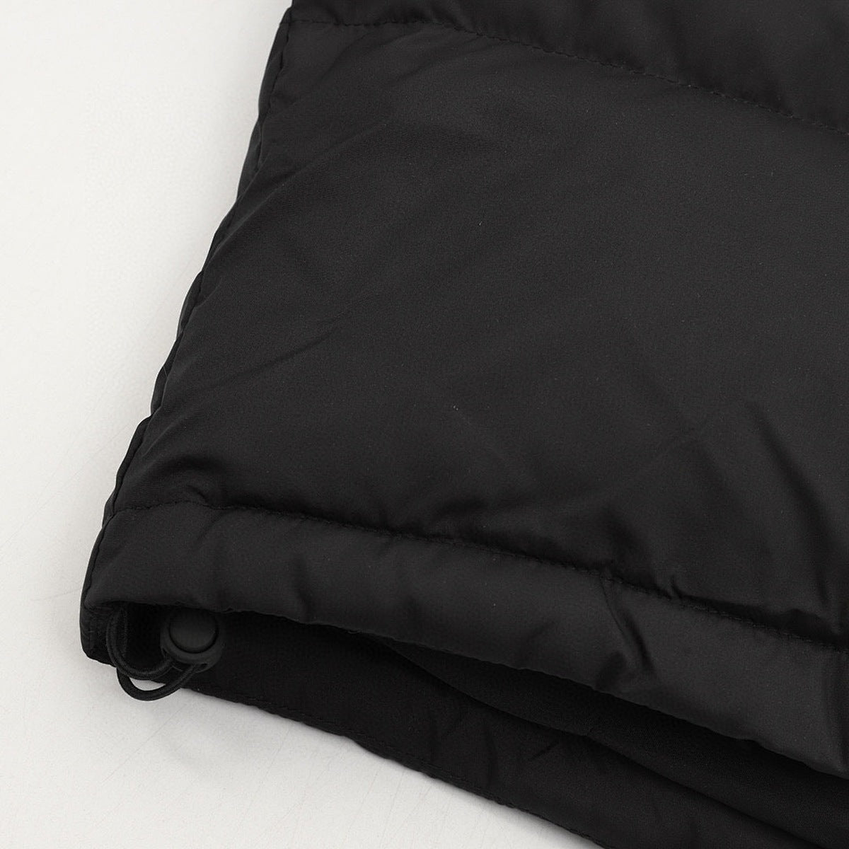Chamarra de Plumas lululemon Wunder Puff Super Cropped Negra negro, foto 3 de 9
