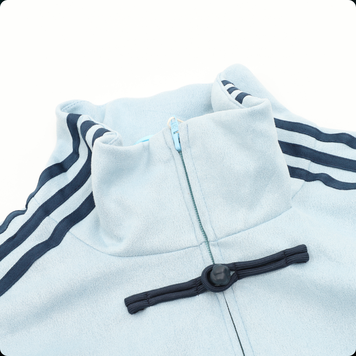 Chamarra adidas Tang Año Nuevo Chino azul cielo, detalle del cuello con alamar