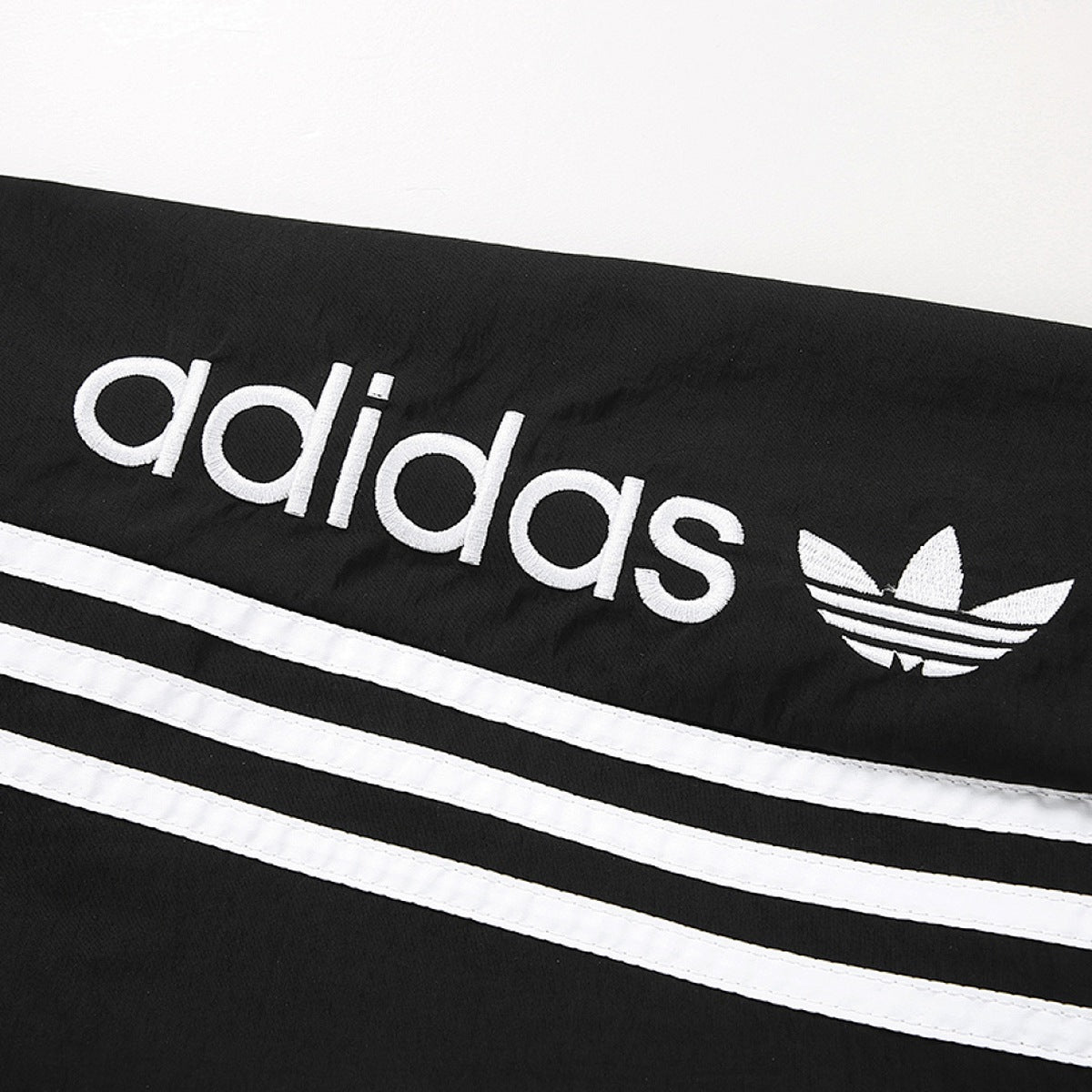 Conjunto adidas Taslan Tres Franjas, foto 4 de 10