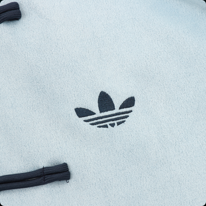 Chamarra adidas Tang Año Nuevo Chino azul cielo, detalle del logo