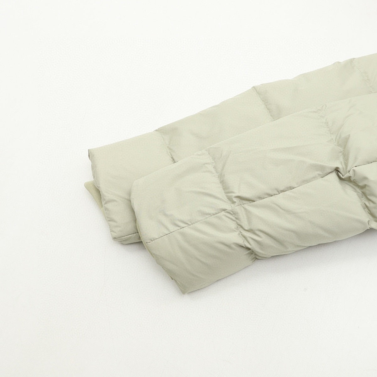 Chamarra de Plumas lululemon Wunder Puff Super Cropped Verde Salvia beige, foto 6 de 9