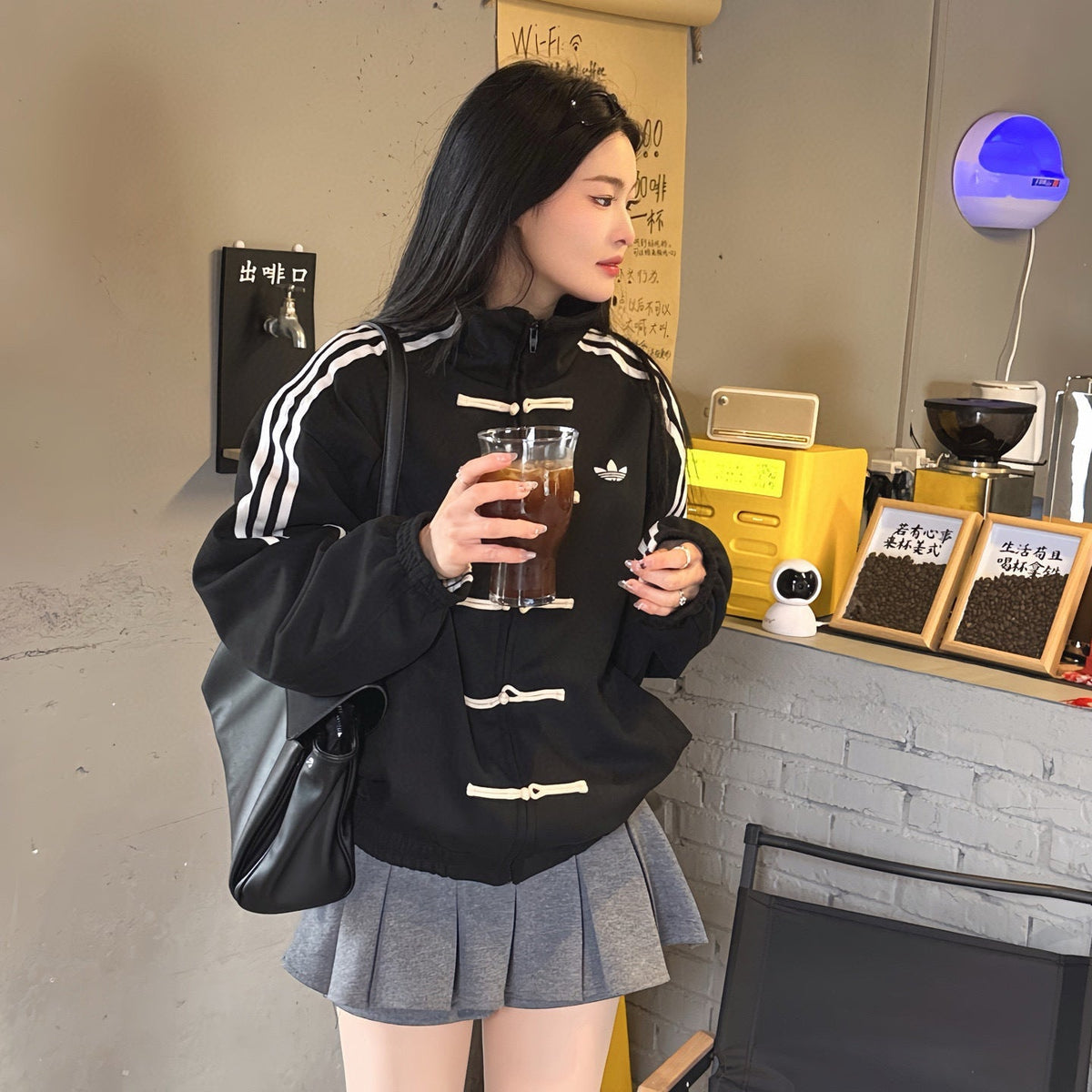 Chamarra adidas Tang Año Nuevo Chino negra, con modelo