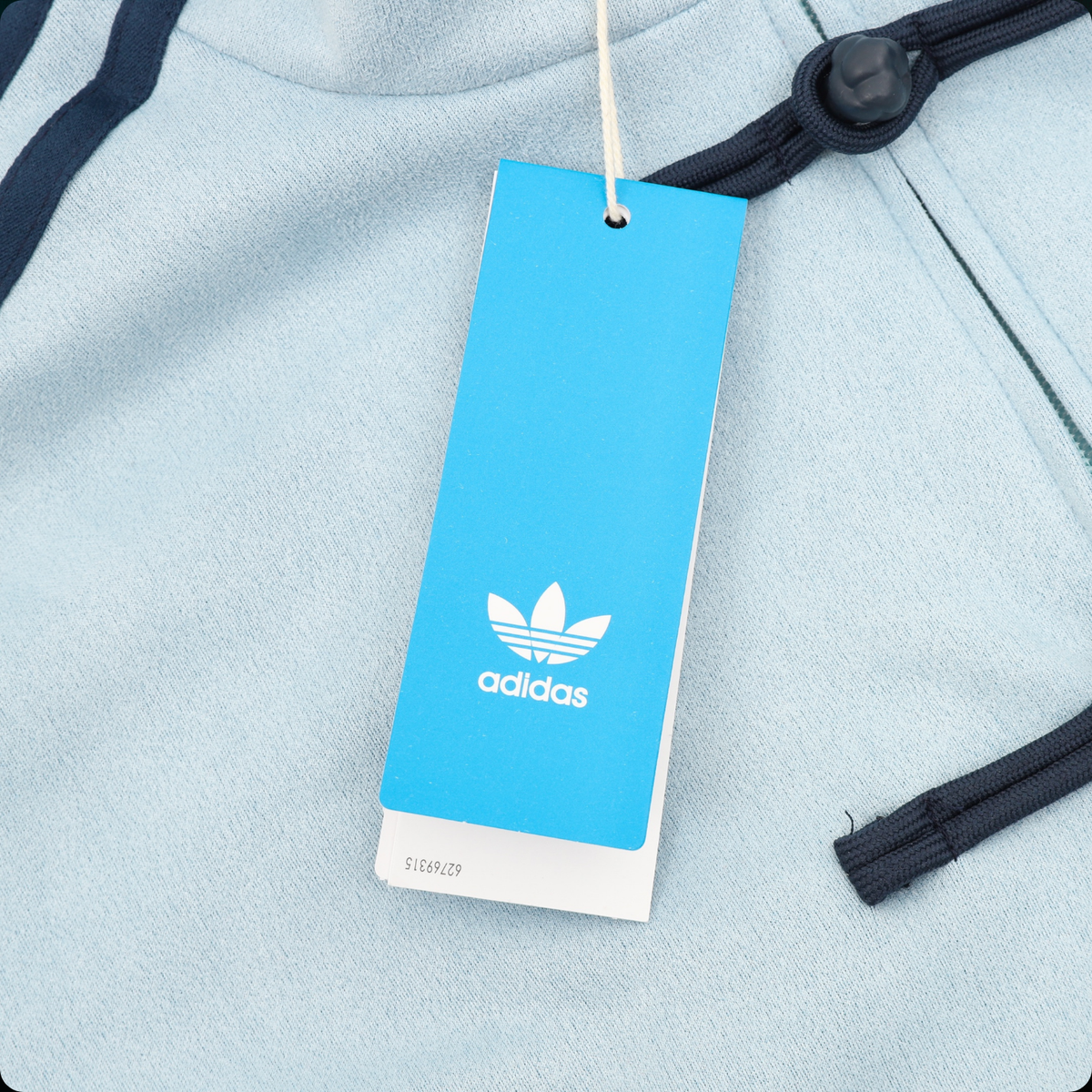 Chamarra adidas Tang Año Nuevo Chino azul cielo, detalle de la etiqueta