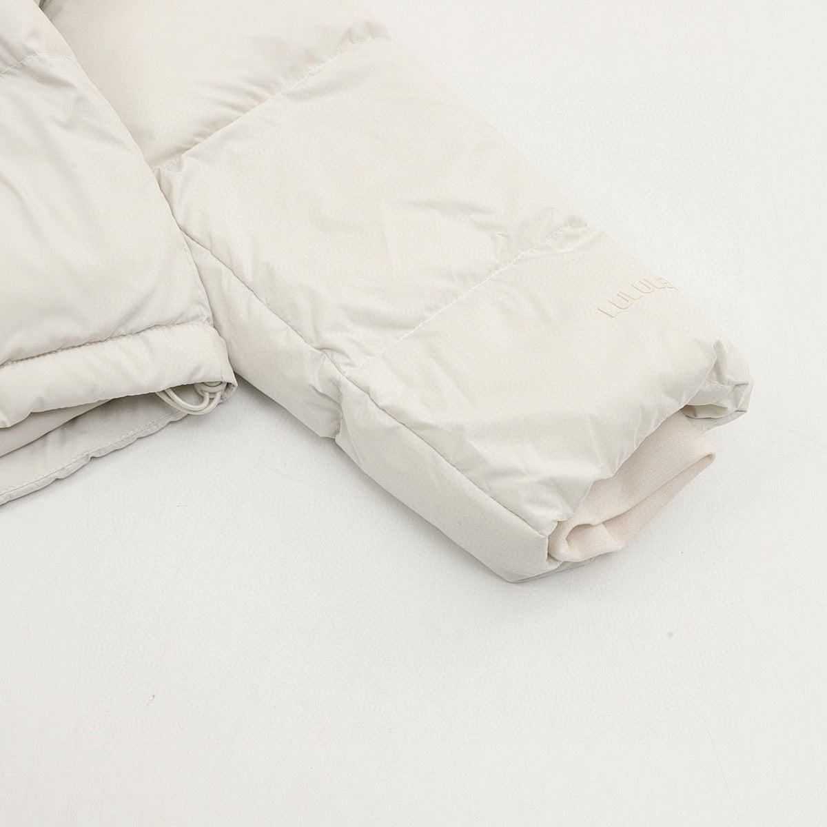 Chamarra de Plumas lululemon Wunder Puff Super Cropped Blanca blanco, foto 7 de 9