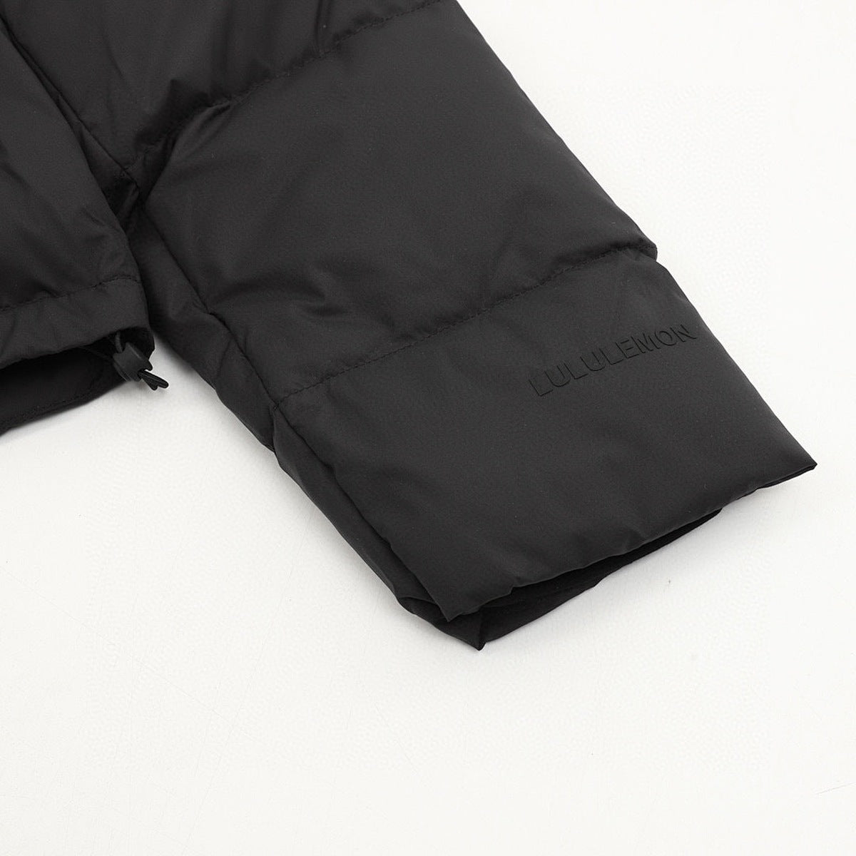 Chamarra de Plumas lululemon Wunder Puff Super Cropped Negra negro, foto 7 de 9