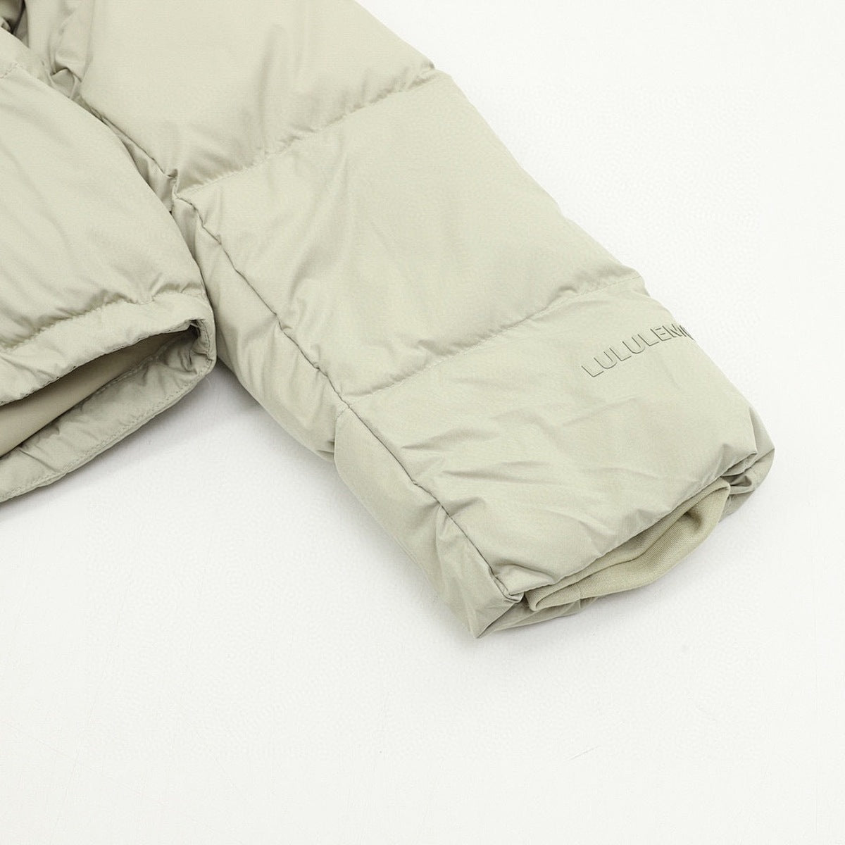 Chamarra de Plumas lululemon Wunder Puff Super Cropped Verde Salvia beige, foto 7 de 9
