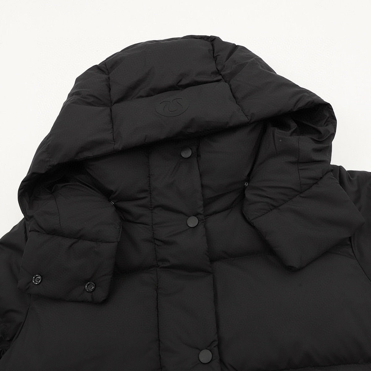 Chamarra de Plumas lululemon Wunder Puff Super Cropped Negra negro, foto 8 de 9