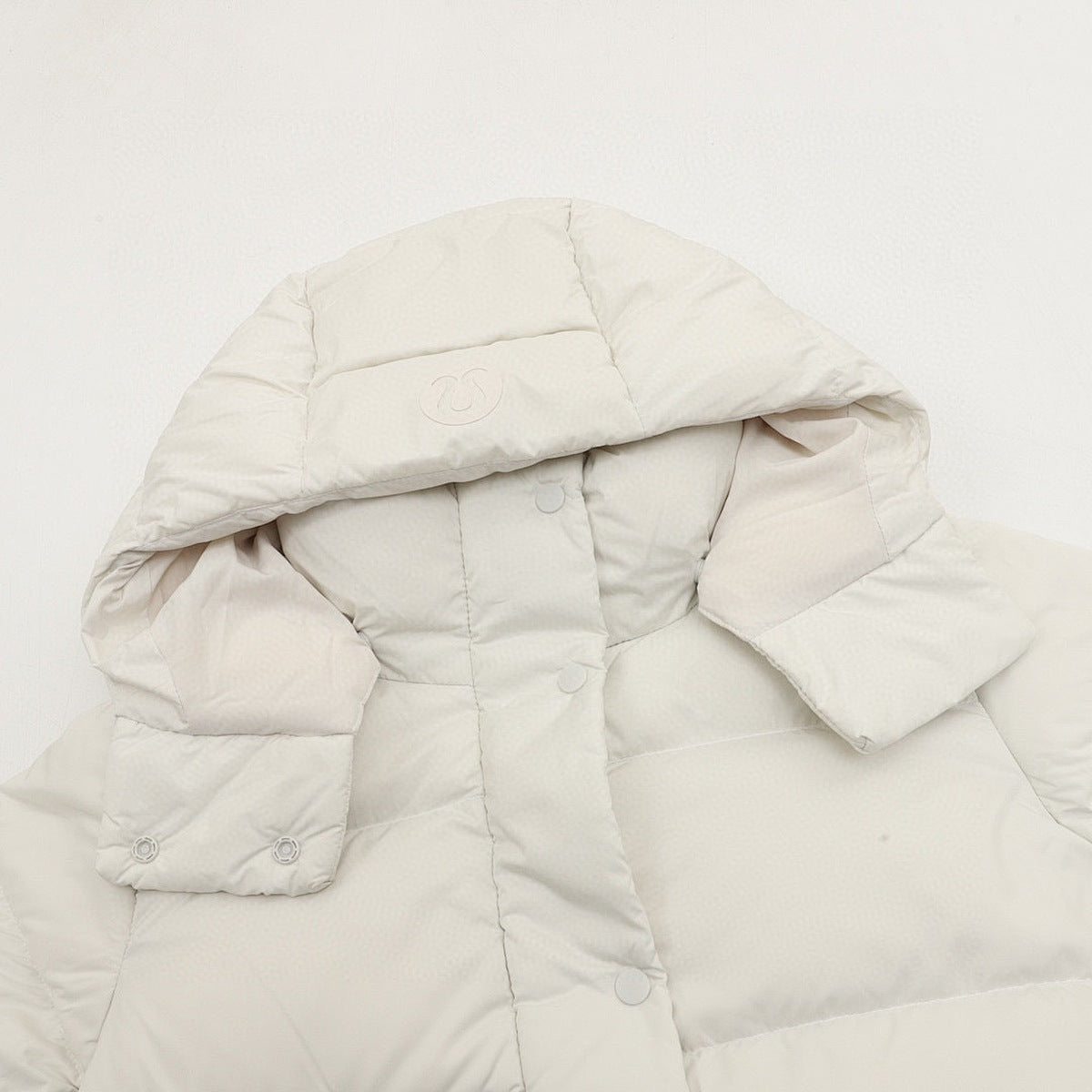 Chamarra de Plumas lululemon Wunder Puff Super Cropped Blanca blanco, foto 8 de 9