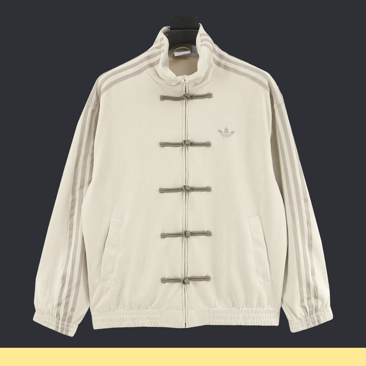 Chamarra adidas Tang Año Nuevo Chino crema, vista de frente