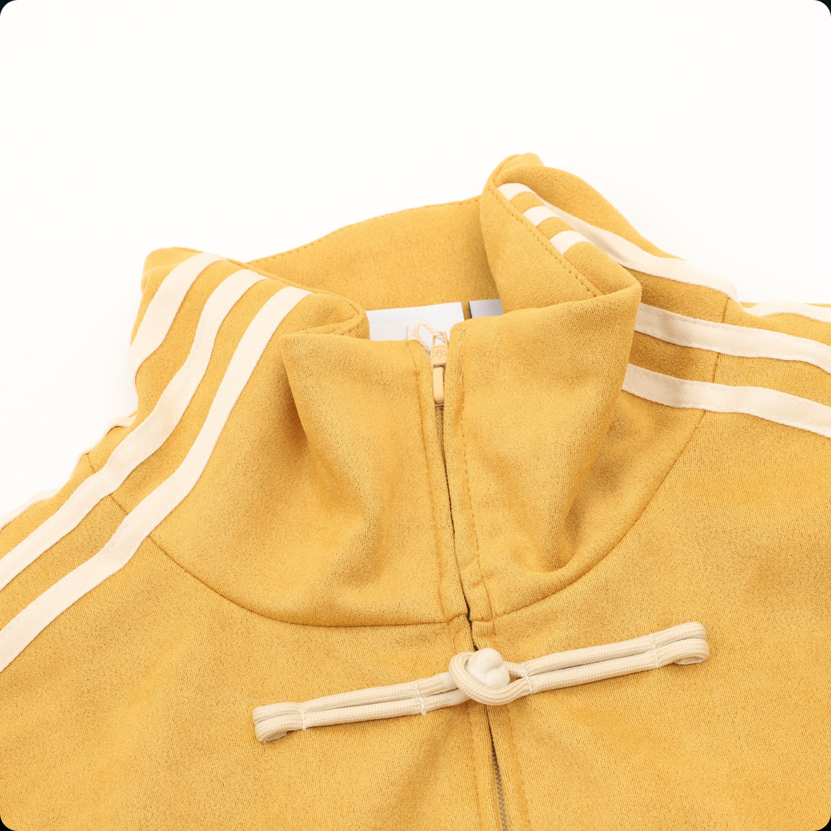 Chamarra adidas Tang Año Nuevo Chino amarilla, detalle del cuello con alamar