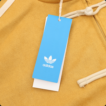 Chamarra adidas Tang Año Nuevo Chino amarilla, detalle de la etiqueta
