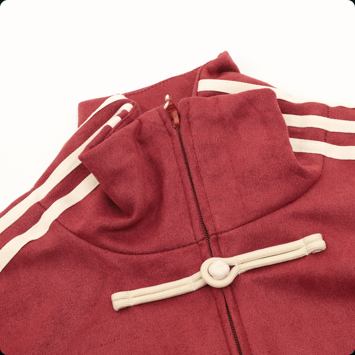 Chamarra adidas Tang Año Nuevo Chino roja, detalle del cuello con alamar