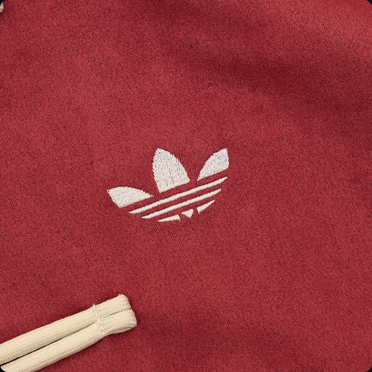 Chamarra adidas Tang Año Nuevo Chino roja, detalle del logo