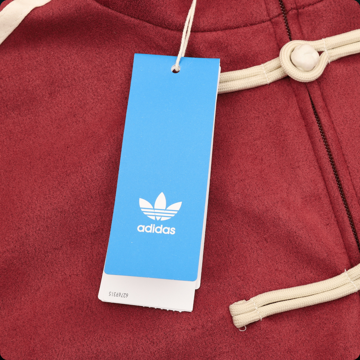 Chamarra adidas Tang Año Nuevo Chino roja, detalle de la etiqueta