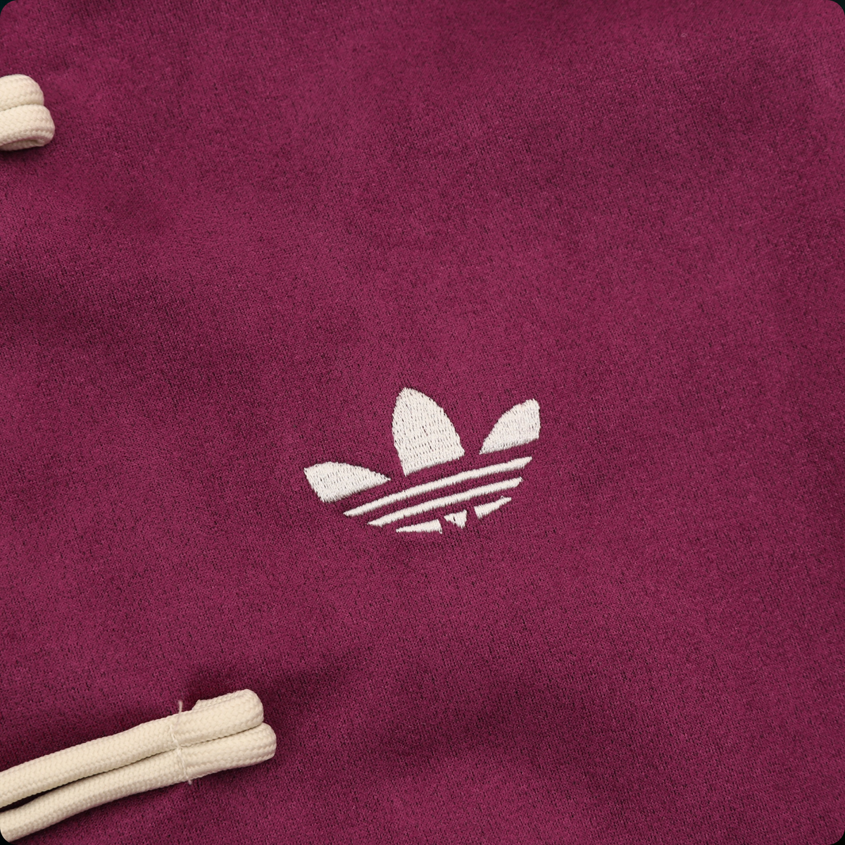 Chamarra adidas Tang Año Nuevo Chino vino, detalle del logo