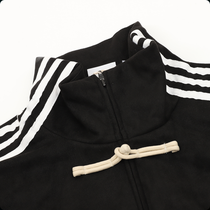 Chamarra adidas Tang Año Nuevo Chino negra, detalle del cuello con alamar