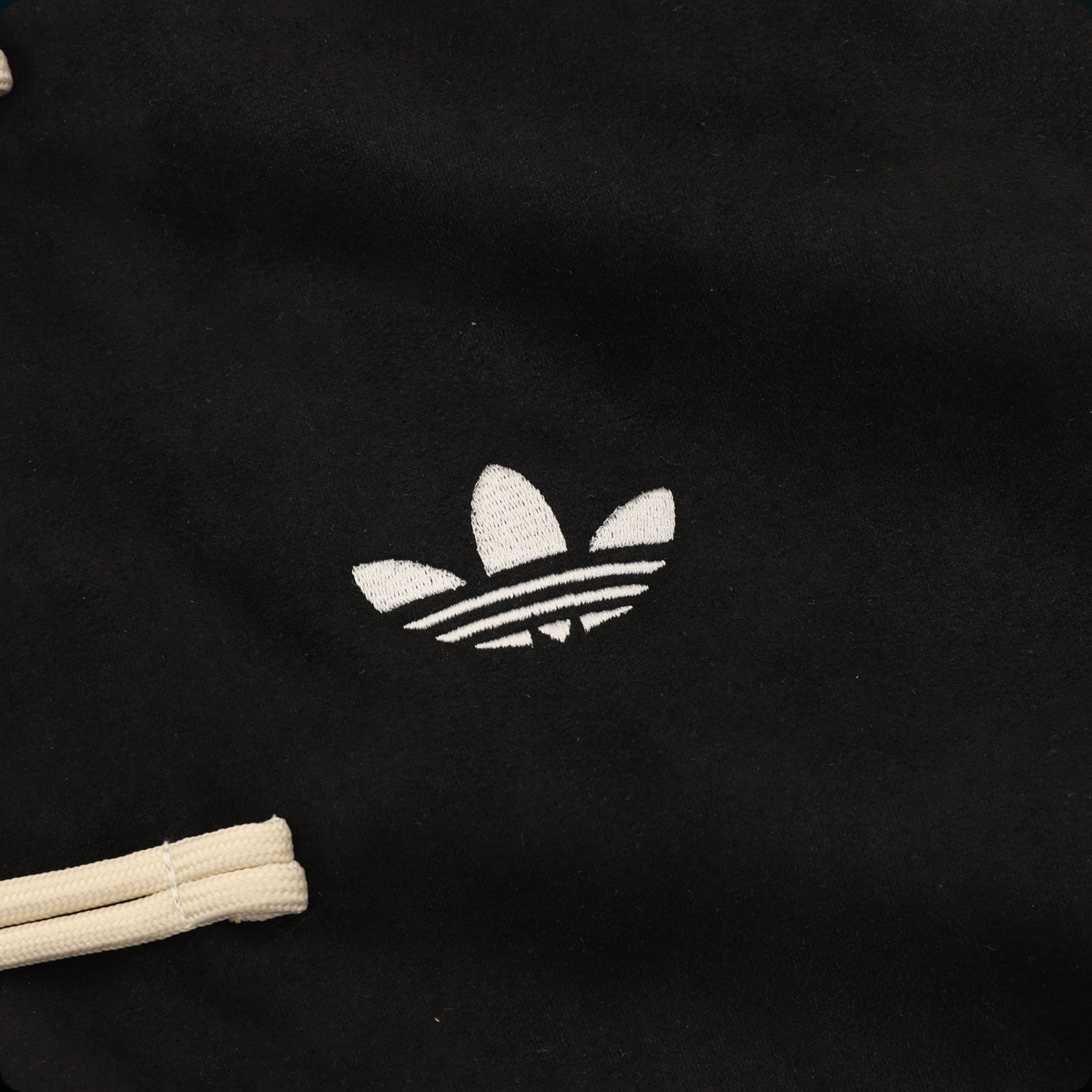 Chamarra adidas Tang Año Nuevo Chino negra, detalle del logo