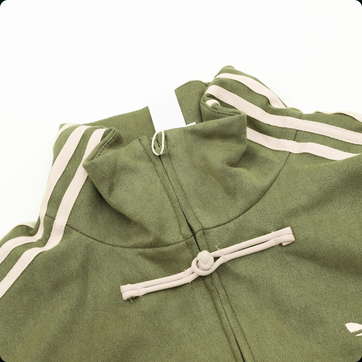 Chamarra adidas Tang Año Nuevo Chino verde olivo, detalle del cuello con alamar