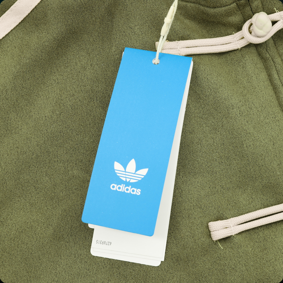 Chamarra adidas Tang Año Nuevo Chino verde olivo, detalle de la etiqueta