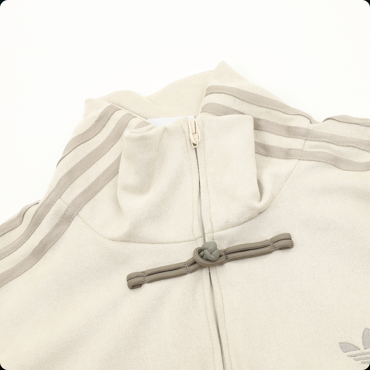 Chamarra adidas Tang Año Nuevo Chino crema, detalle del cuello con alamar