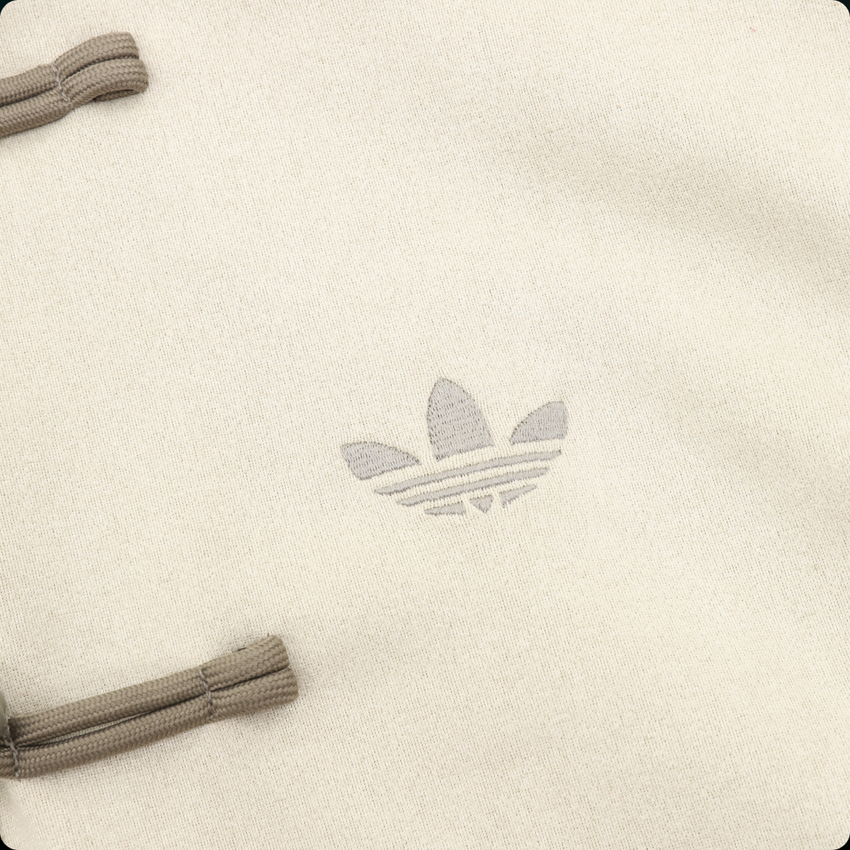 Chamarra adidas Tang Año Nuevo Chino crema, detalle del logo