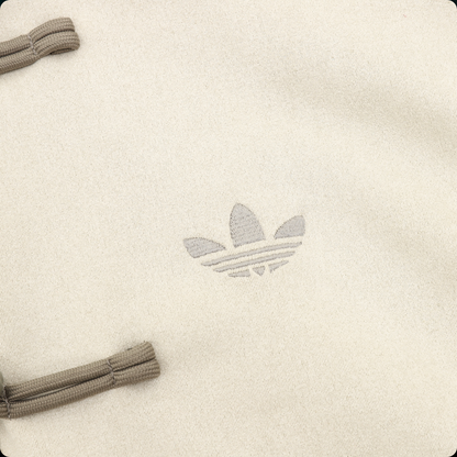Chamarra adidas Tang Año Nuevo Chino crema, detalle del logo