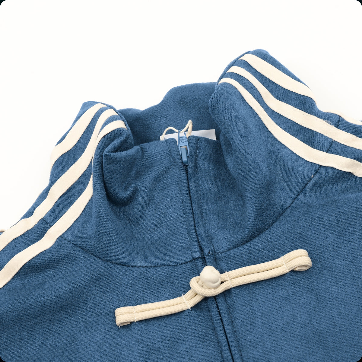 Chamarra adidas Tang Año Nuevo Chino azul marino, detalle del cuello con alamar