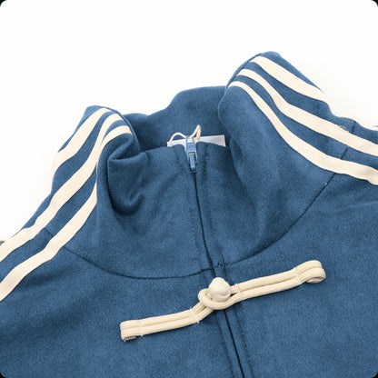 Chamarra adidas Tang Año Nuevo Chino azul marino, detalle del cuello con alamar