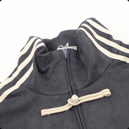 Chamarra adidas Tang Año Nuevo Chino gris oxford, detalle del cuello con alamar