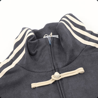 Chamarra adidas Tang Año Nuevo Chino gris oxford, detalle del cuello con alamar