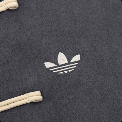 Chamarra adidas Tang Año Nuevo Chino gris oxford, detalle del logo