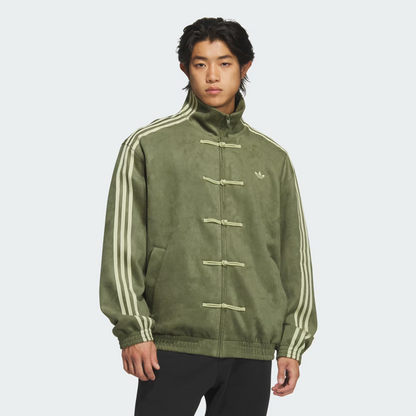 Chamarra adidas Tang Año Nuevo Chino verde olivo, con modelo