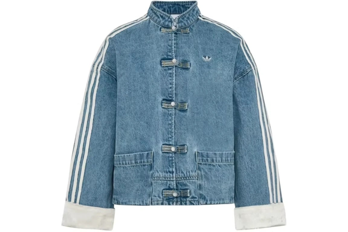 Chamarra adidas Tang de mezclilla azul claro lavado, vista de frente