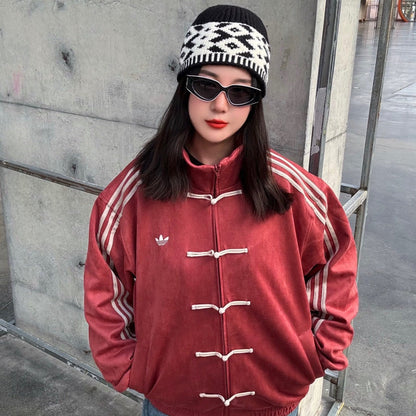 Chamarra adidas Tang Año Nuevo Chino roja, con modelo